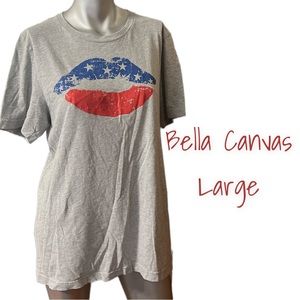 GUC BELLA CANVAS AMERICAN LIPS SHORT SLEEVE T-SHIRT. LARGE.